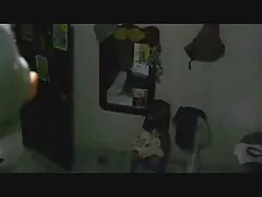 Um homem com um grande galo oral deu a garota dormir filme pornô câmera caseira e sentiu sua buceta