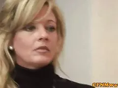 Kitty joga o pau de seu vídeo pornô caseiro casada amigo na câmera