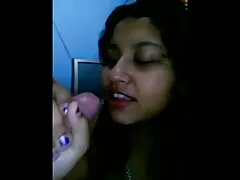 As meninas sexo caseiro com troca de casais medem roupas