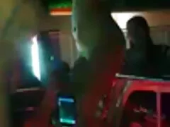 Ilumina o burro, que é adornado com o brilho do porno real caseiros óleo derramado na pele