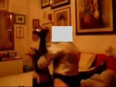 Eu instalei uma câmera escondida no quarto e trouxe meu namorado vídeo pornô caseiro real lá