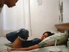 Garota videos pornografico caseiro se espalha sobre as pernas e mostra flexível Bunda