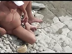 No escritório videos pornos caseiros novos O homem discreto coloca a loira ladrão em branco meias arrastão