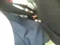 Motorista segurando vídeo pornô caseiro mais recente a mulher no carro do metrô